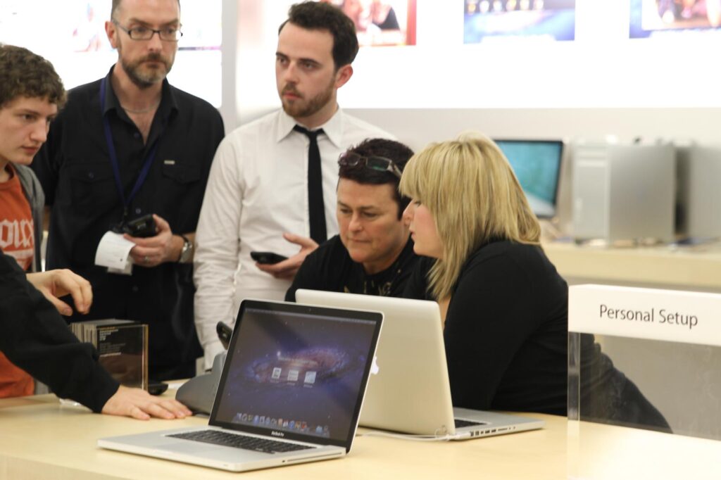 Sooz Young training customers as an Apple Creative during a Personal Setup session. Role involved empowering individuals and teams with creative and technical skills, later shaping her Digital Mindset framework at Technology Coaching.